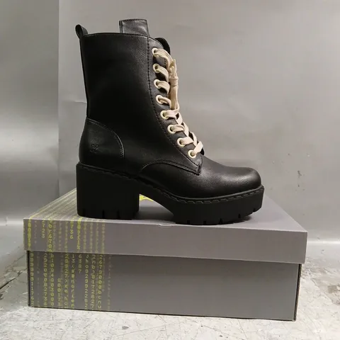 BOXED PAIR OF KOI SALVIUS SWIFT LACE UP BOOTS IN BLACK SIZE UK 5