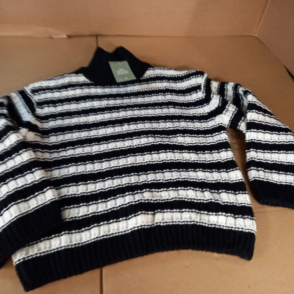 H&M KNITTED STRIPED JUMPER - EUR M