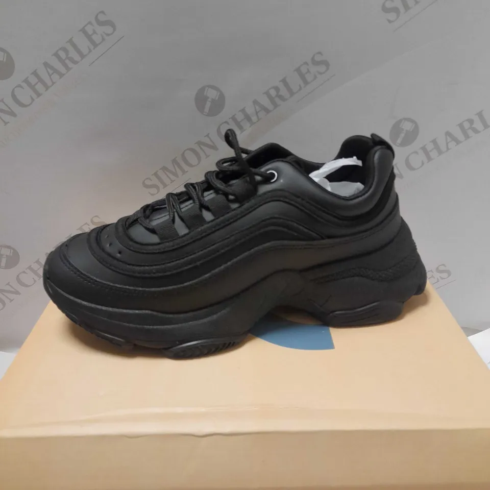 KOI LIZZIES V2 BLACK EXTRA CHUNKY TRAINERS - SIZE 6