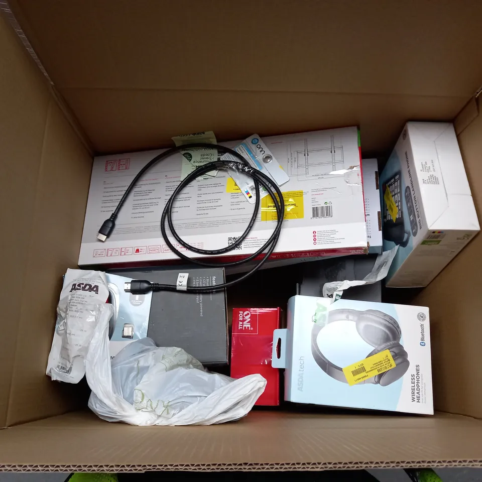 BOX OF APPROX 30 ASSORTED ELECTRICAL ITEMS TOO INCLUDE EARPHONES, RADIO AND KEYBOARD
