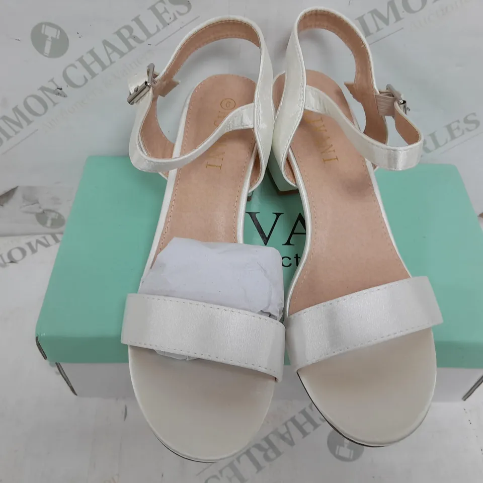 BOXED PAIR OF AJVANI COLLECTION HALLIE3 IVORY SATIN HEELS - UK 6