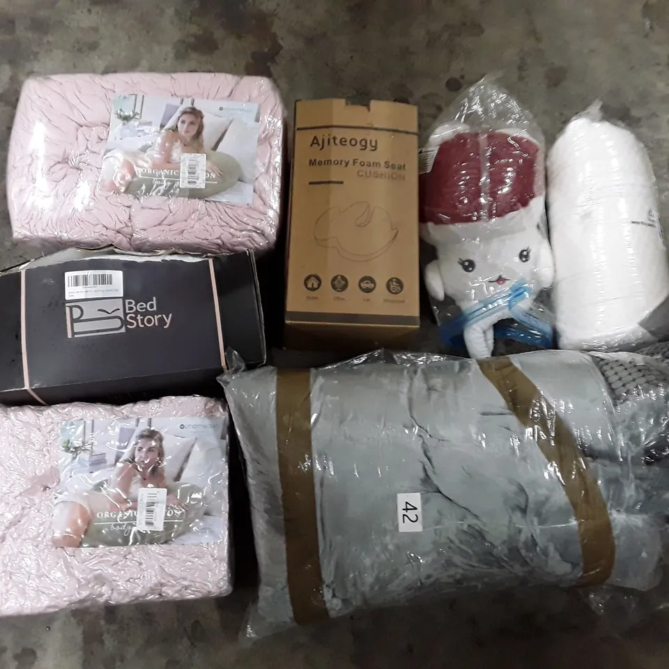 PALLET CONTAINING ASSORTED PILLOWS & CUSHIONS INCLUDING BODY PILLOWS, SQUID CUSHION, MEMORY FOAM SEAT CUSHION, MEMORY FOAM PILLOW