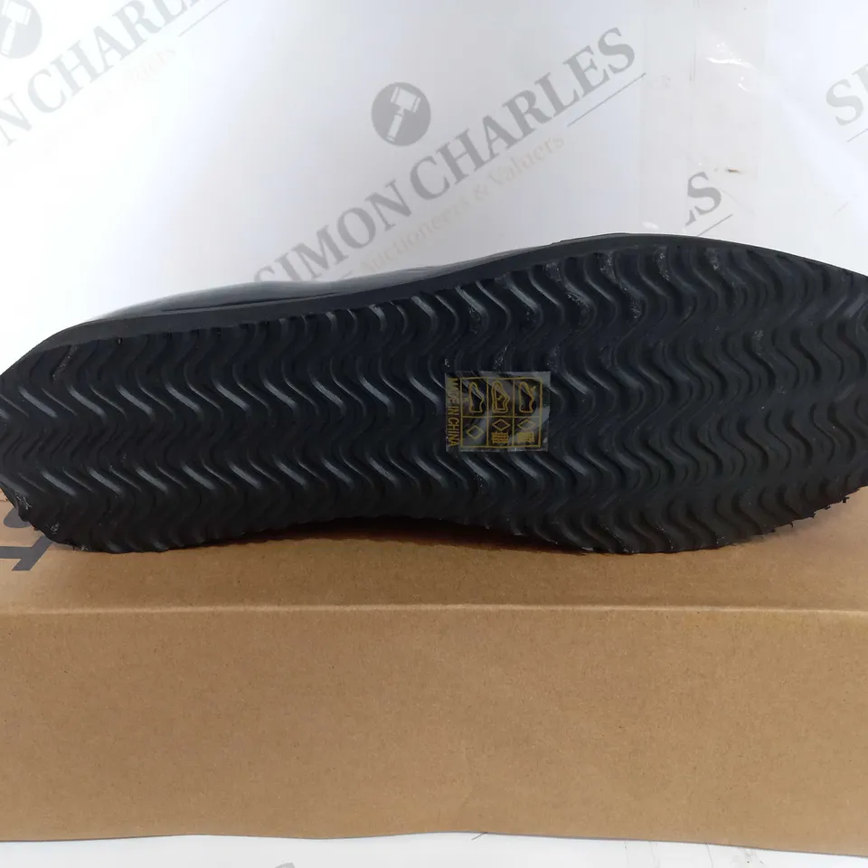 BOXED NO DOUBT FKK1 BLACK PATENT PUSH ONS - EU 39