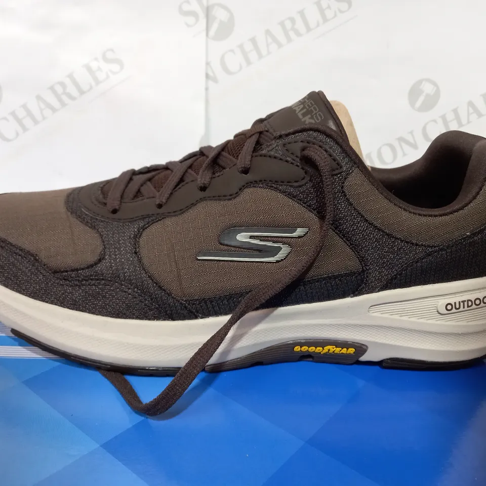 BOXED PAIR OF SKECHERS MENS WALKING TRAINERS  - SIZE 9