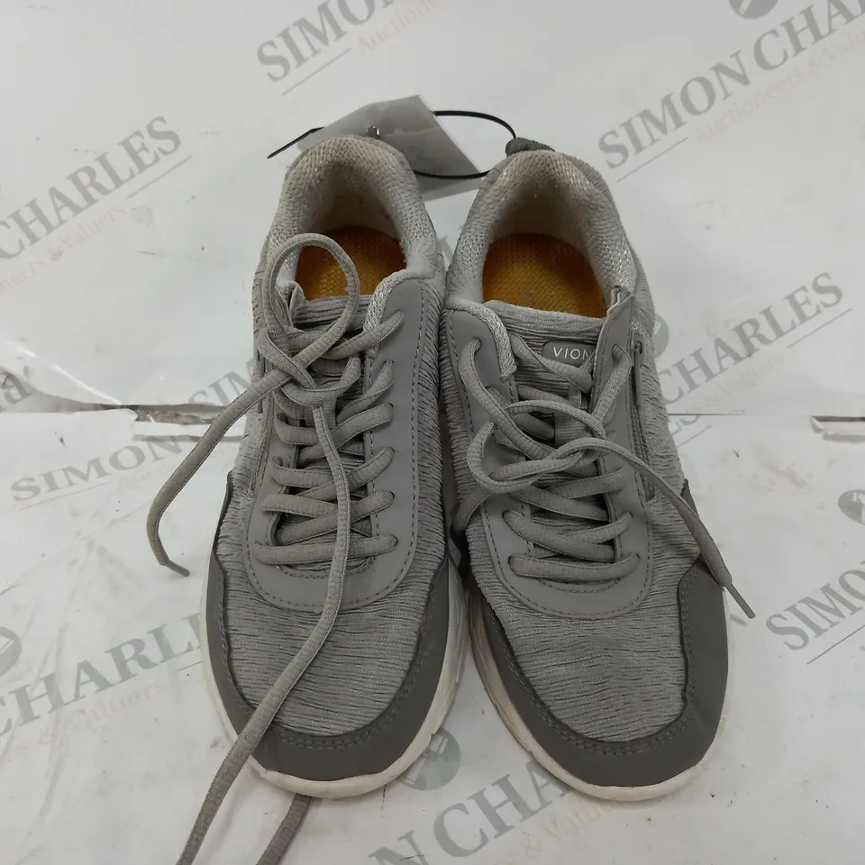 VIONIC BRISK JETTA TRAINER LIGHT GREY - UK 4