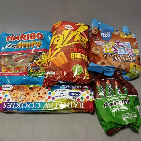 TOTE OF ASSORTED FOOD AND DRINK ITEMS TO INCLUDE HARBIO, PEPERAMI AND CRISPS