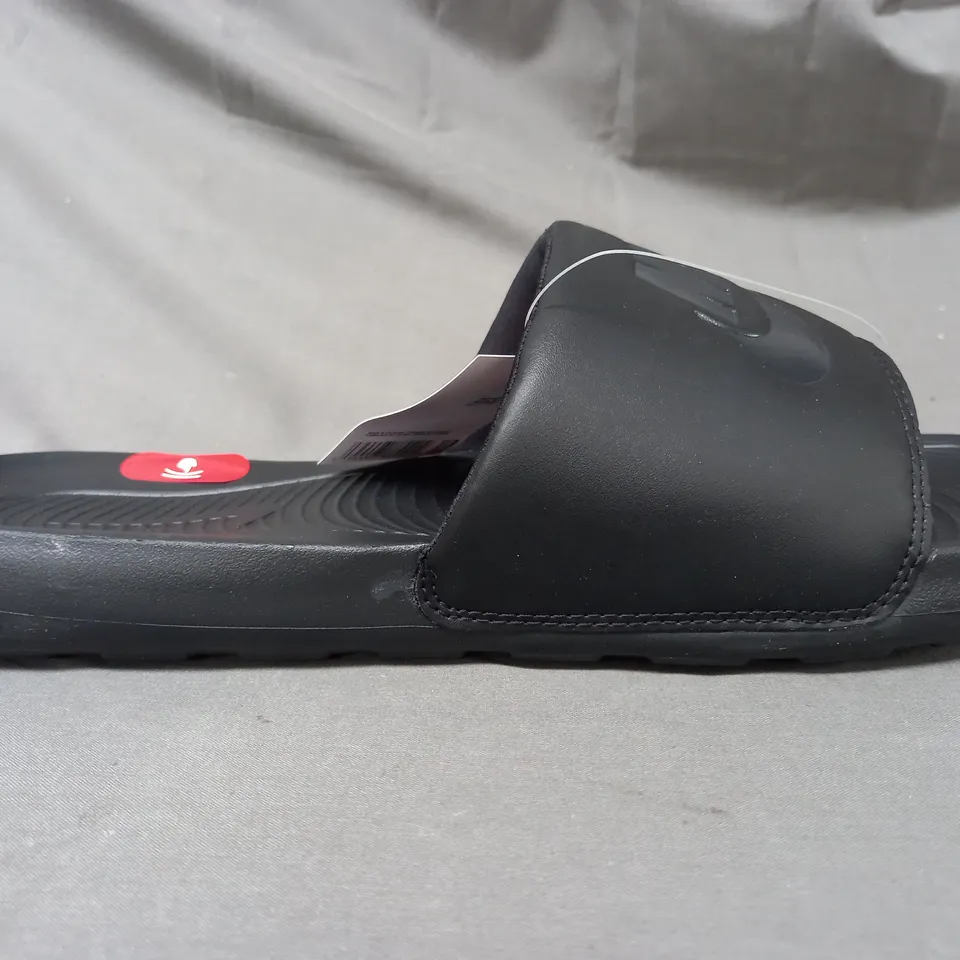 BOXED PAIR OF NIKE VICTORI ONE SLIDERS IN BLACK UK SIZE 12