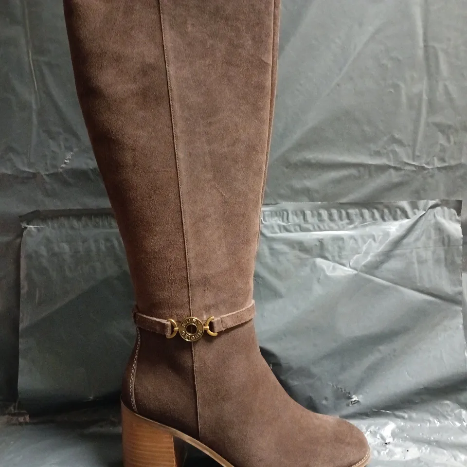 BOXED PAIR OF KURT GEIGER BROMLEY BLOCK HEEL KNEE-HIGH BOOTS IN BROWN SIZE EU 41