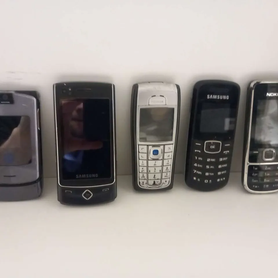 FIVE ASSORTED RETRO MOBILE PHONES