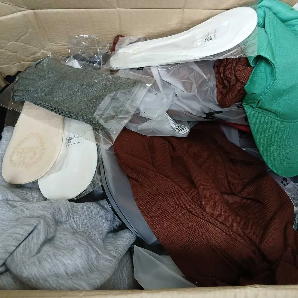 LARGE QUANTITY OF ASSORTED CLOTHING ITEMS TO INCLUDE JACKETS, SHOES, FLEECE, ETC