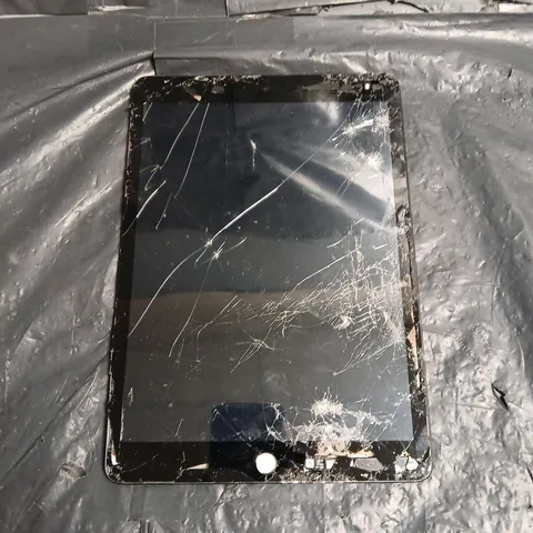 APPLE IPAD A2604 – BLACK, CRACKED FRONT SCREEN - FOR PARTS