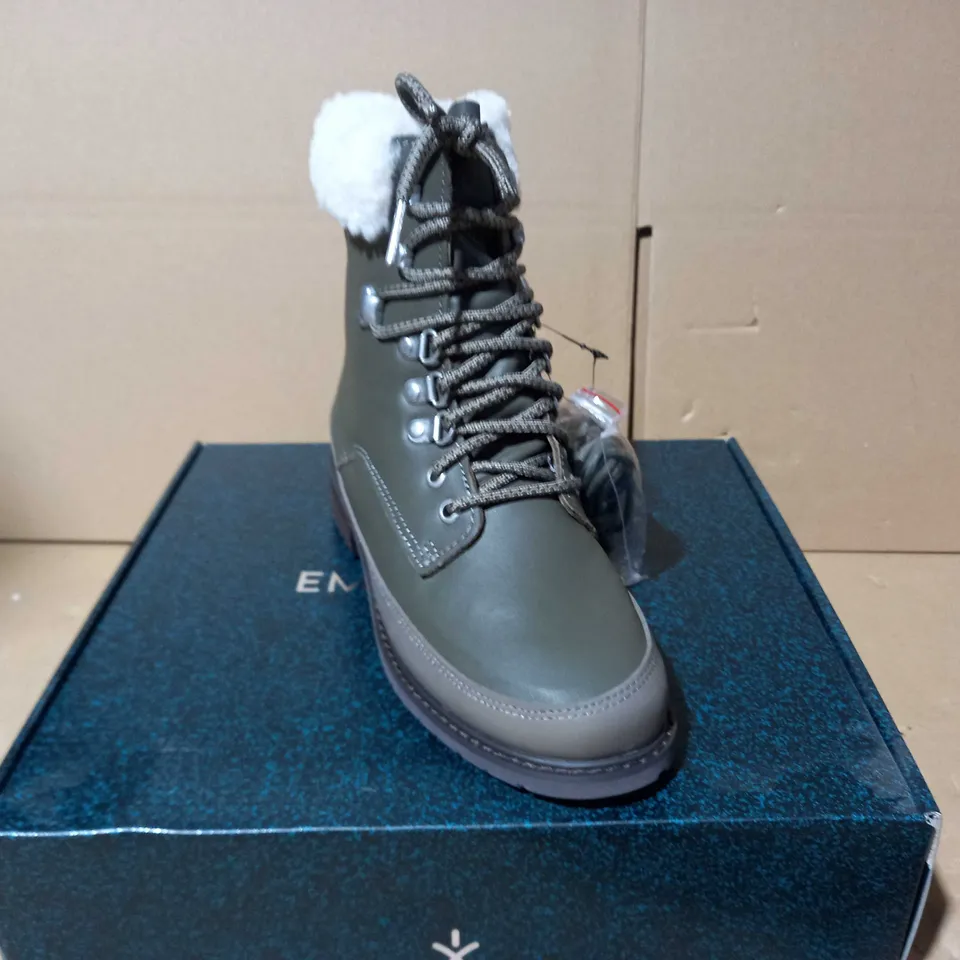 BOXED PAUR OF EMU OKAB FAUX LEATHER BOOTS IN DARK OLIVE UK SIZE 7