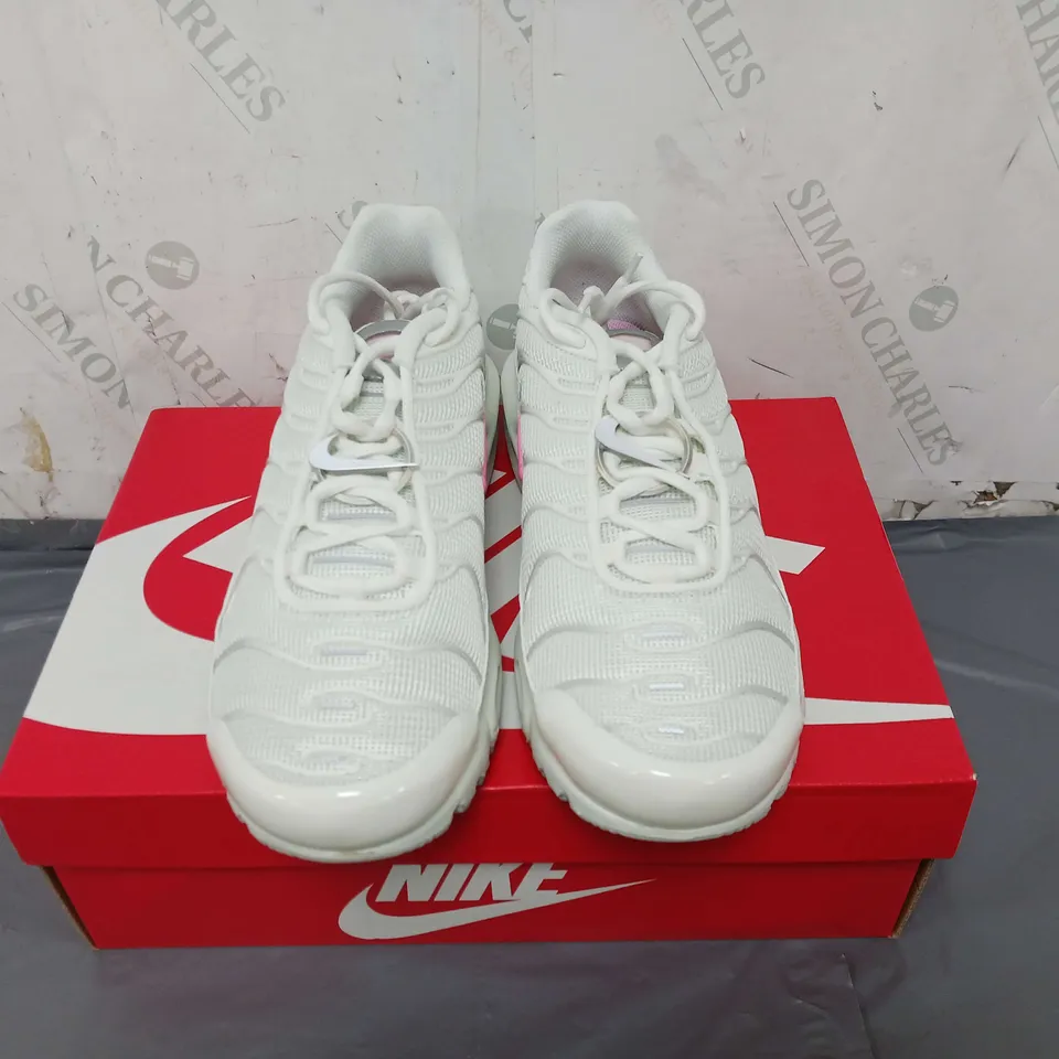 BOXED PAIR OF WOMENS NIKE AIR MAX PLUS TRAINERS SIZE 8