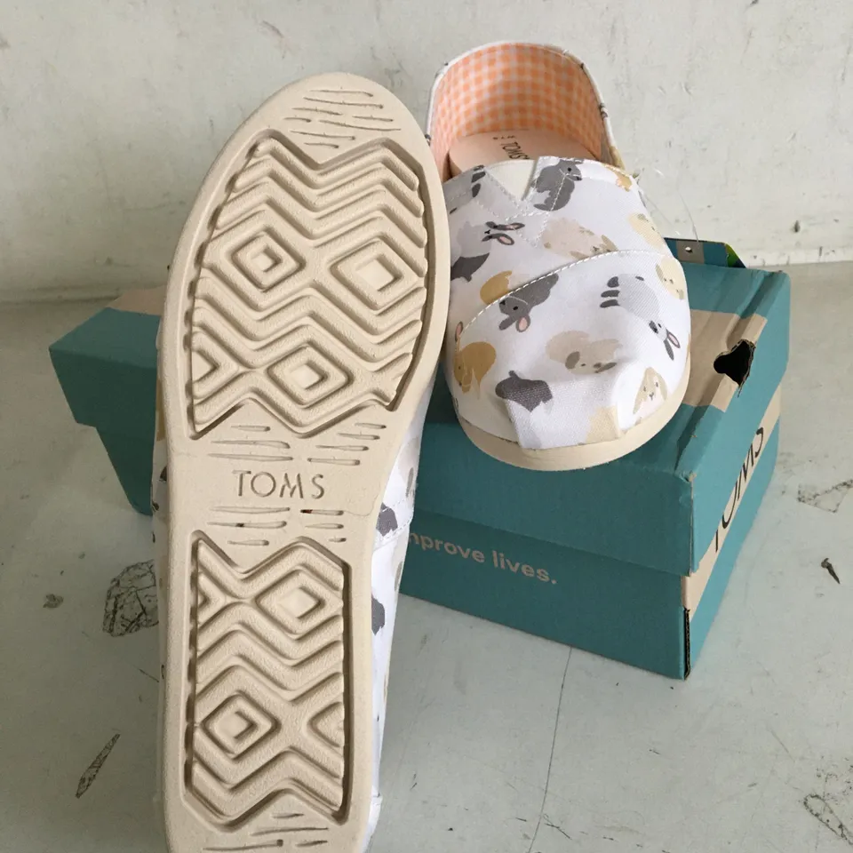 BOXED PAIR OF SIZE 5.5 ALPARGATA WHITE SPRING BUNNIES PRINT TOMS SHOES