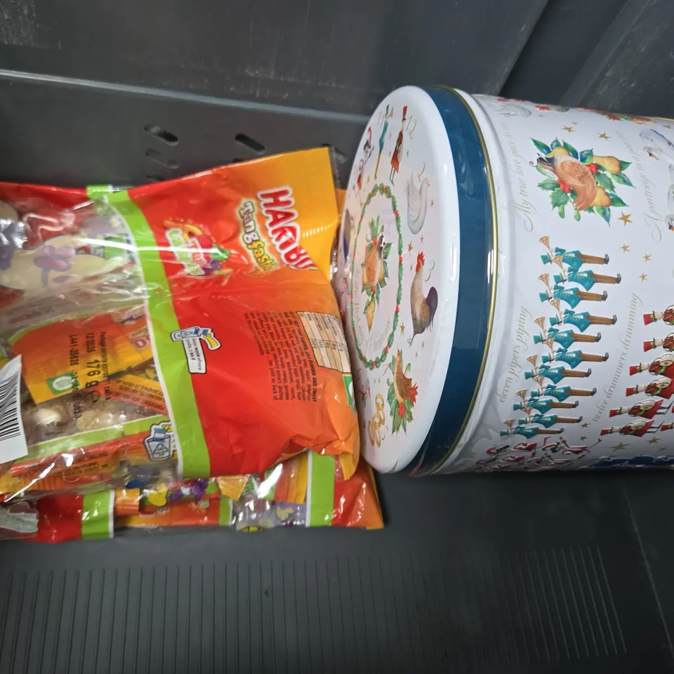 APPROXIMATELY 5 ASSORTED FOOD AND DRINK ITEMS TO INCLUDE COFFEE BAGS, HEALTH SHOTS, ETC