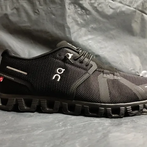 PAIR OF ON CLOUDSURFER TRAINERS IN BLACK SIZE UK 6