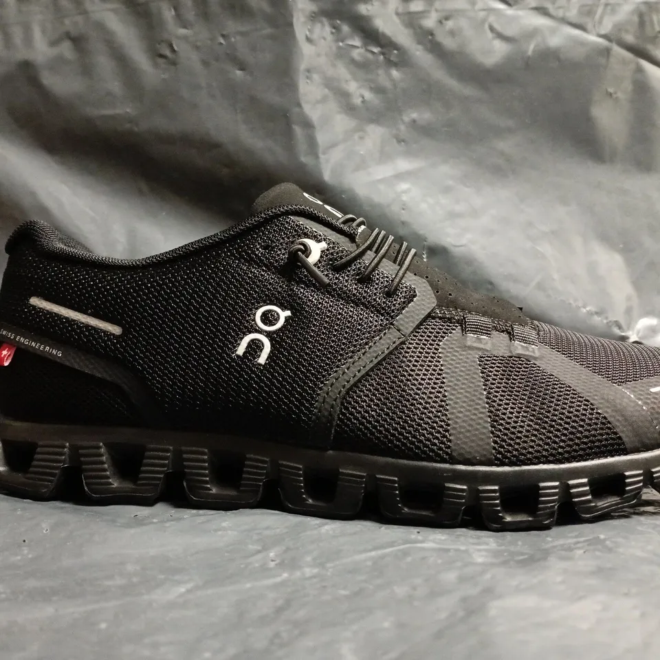 PAIR OF ON CLOUDSURFER TRAINERS IN BLACK SIZE UK 6