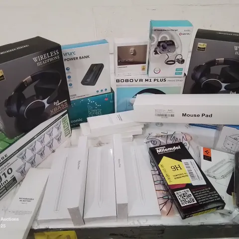 BOX CONTAINING LARGE AMOUNT OF BOXED ELECTRICAL ITEMS TO INCLUDE: WIRELESS HEADPHONES, STYLUS PENS, SPOTLIGHTS, SCREEN PROTECTION COVERS AND LOTS MORE.