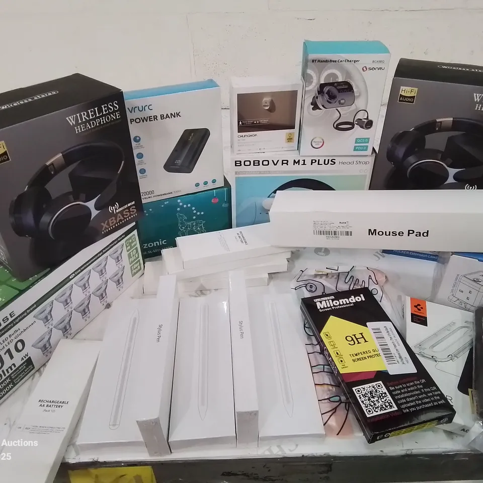 BOX CONTAINING LARGE AMOUNT OF BOXED ELECTRICAL ITEMS TO INCLUDE: WIRELESS HEADPHONES, STYLUS PENS, SPOTLIGHTS, SCREEN PROTECTION COVERS AND LOTS MORE.