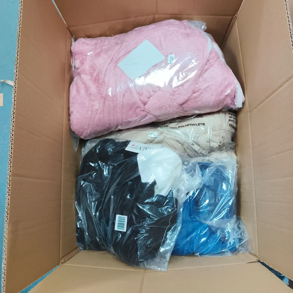 BOX OF APPROXIMATELY 7 ASSORTED ITEMS TO INCLUDE: BLACK DOORMAT AND MULTI FUNCTIONAL FLASHLIGHT