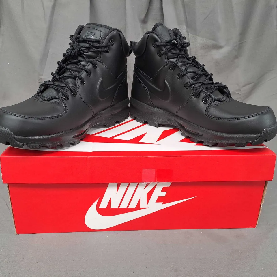 BOXED PAIR OF NIKE MANOA ANKLE BOOTS IN BLACK UK SIZE 9