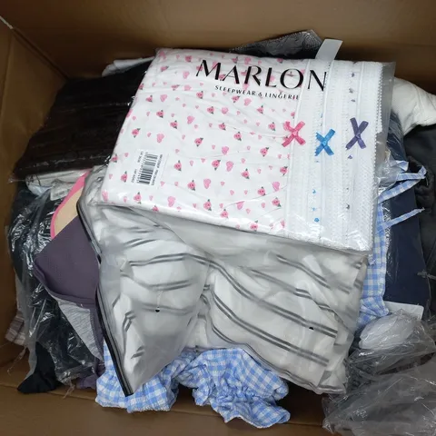 APPROXIMATELY 30 ASSORTED CLOTHING ITEMS IN VARIOUS SIZES, STYLES & COLOURS TO INCLUDE BRANDS SUCH AS MARLON, UNIQLO, BERSHKA, ETC - COLLECTION ONLY