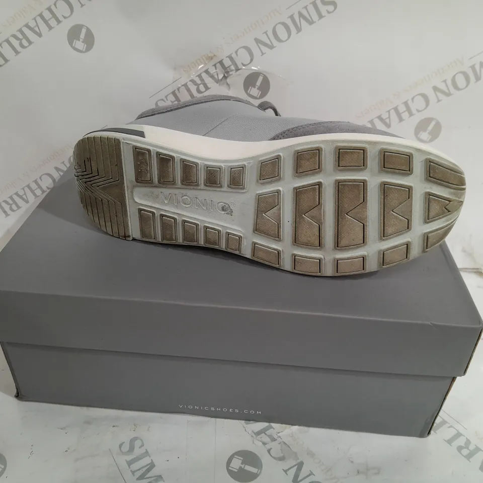 BOXED VIONIC TRAINERS IN GREY SIZE 5,5