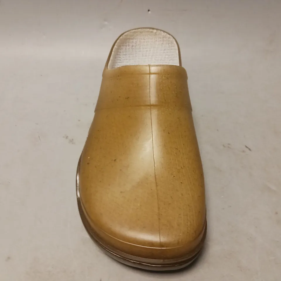 BOXED PAIR OF DESIGNER SLIP-ON SHOES IN CARAMEL EU SIZE 37