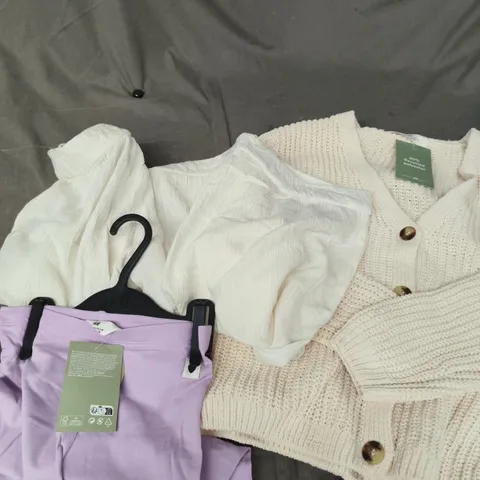 APPROXIMATELY 25 ASSORTED CLOTHING PRODUCTS IN VARIOUS STYLES & SIZES TO INCLUDE PANTS, T-SHIRTS, LEGGINGS ETC