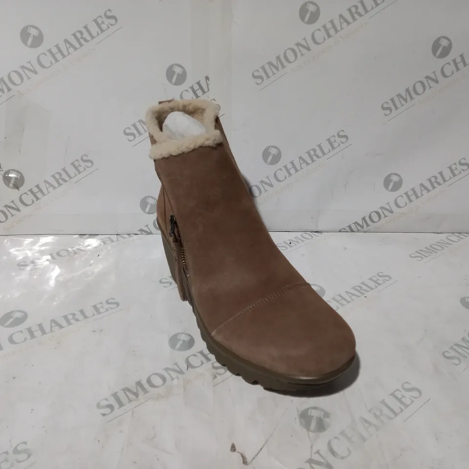 BOXED PAIR OF SKECHERS ANKLE BOOTS IN MUSHROOM UK SIZE 8