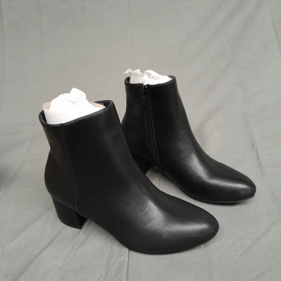 BOXED PAIR OF BOOHOOMAN BASIC BLOCK HEEL SHOE BOOT BLACK SIZE 4 
