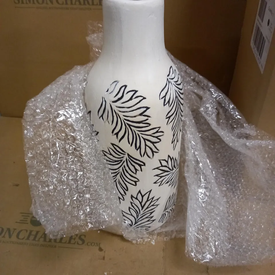 HANDPAINTED FERN VASE - WHITE/GREY RRP £30