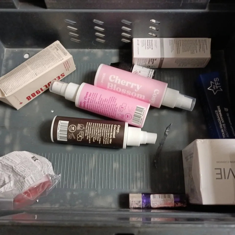 LOT OF APPROXIMATELY 22 ASSORTED HEALTH AND BEAUTY ITEMS TO INCLUDE SADOER, VASELINE AND PLOUISE