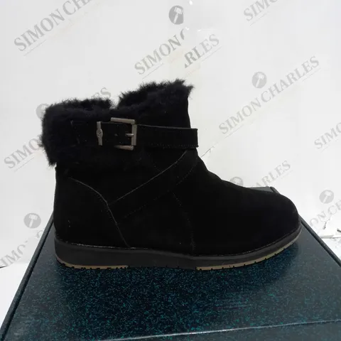 BOXED PAIR OF EMU AUSTRALIA FAUX SUEDE BOOTS IN BLACK - UK 7