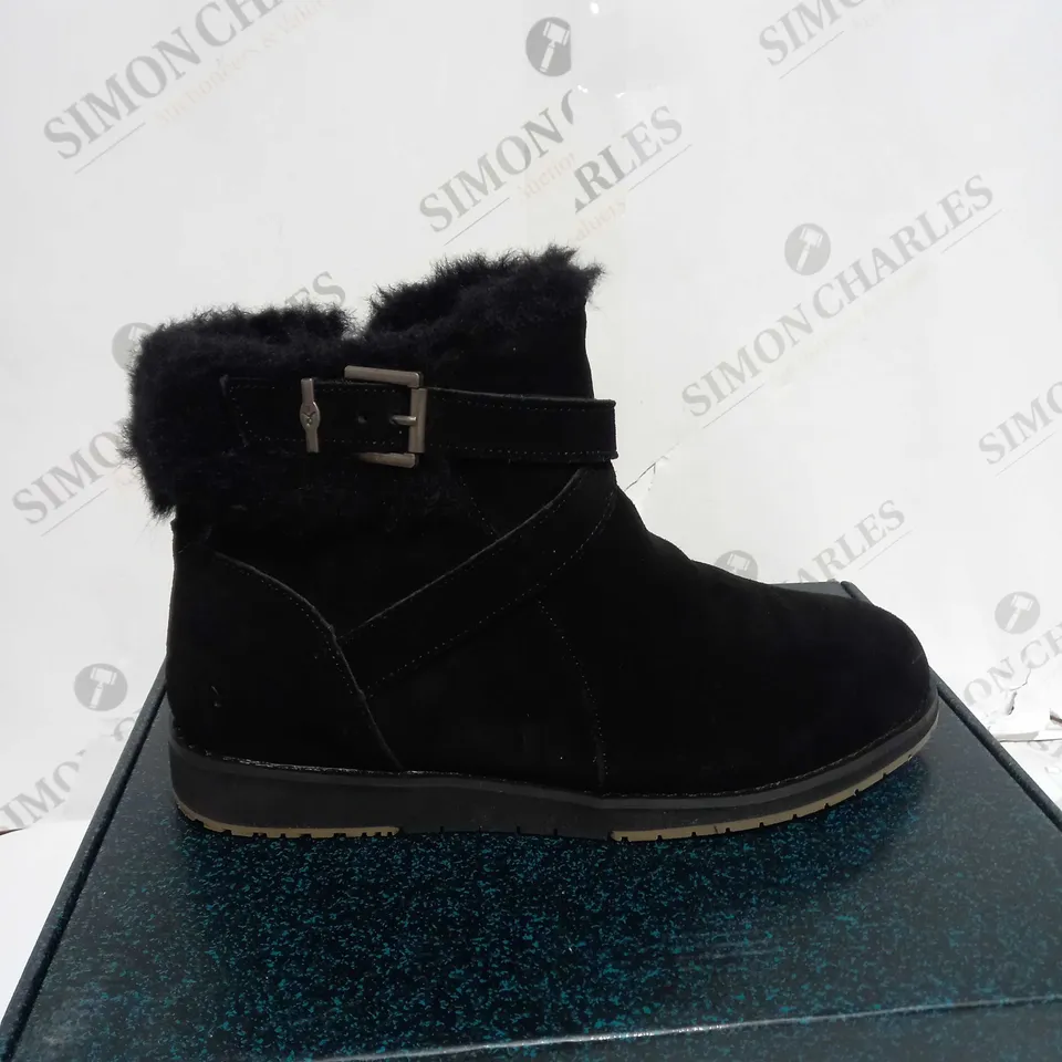 BOXED PAIR OF EMU AUSTRALIA FAUX SUEDE BOOTS IN BLACK - UK 7