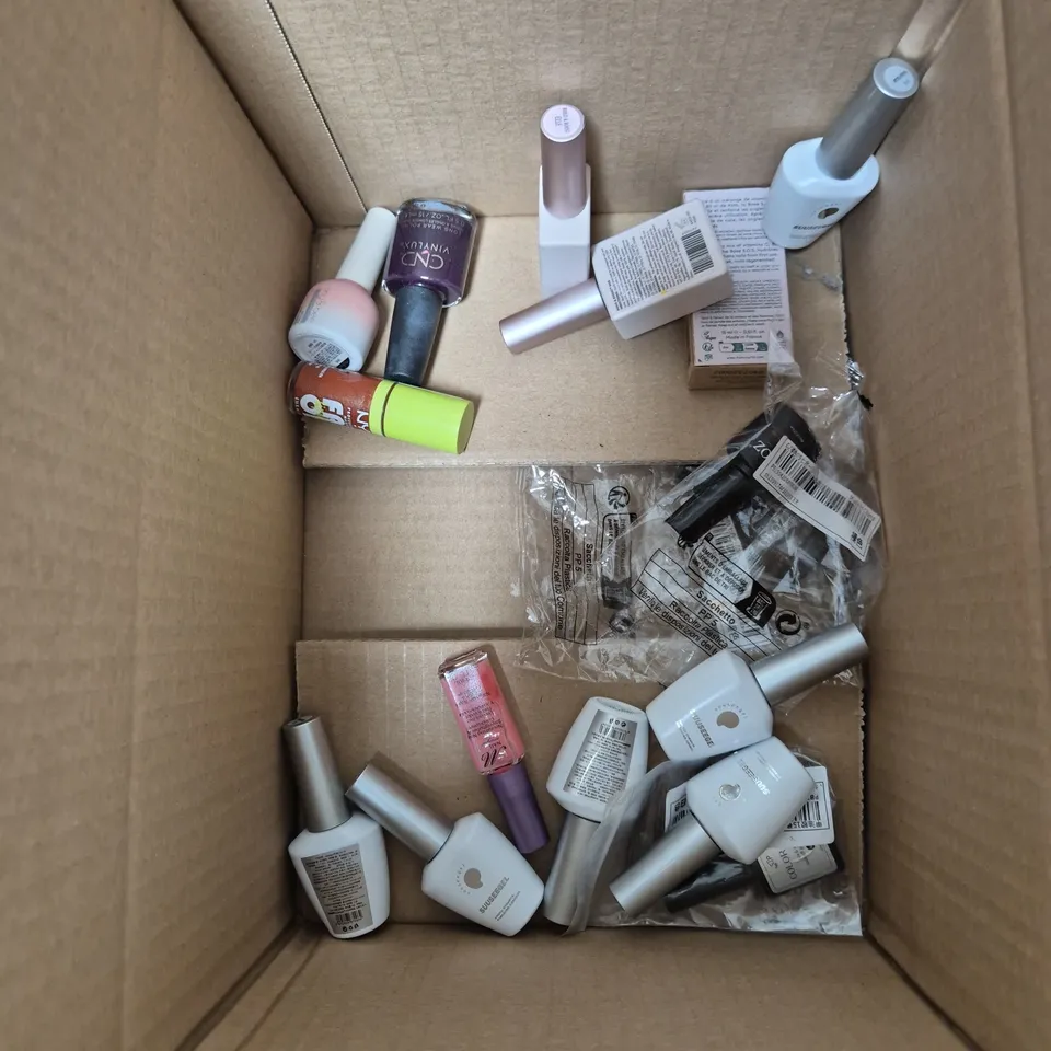 APPROXIMATELY 20 BOTTLES OF NAIL VARNISH TO INCLUDE OPI, RIMMEL AND TWENTY