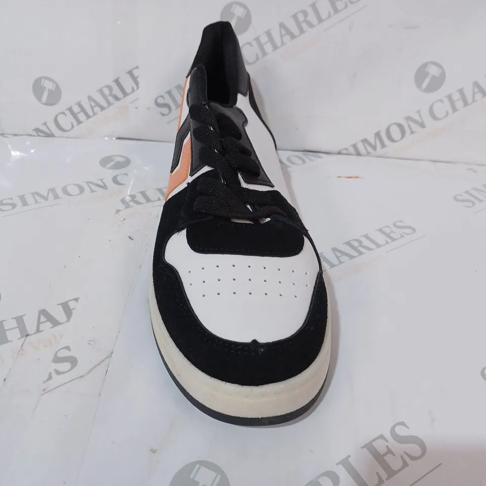 BOXED PAIR OF DESIGNER TRAINERS IN BLACK/WHITE/CORAL EU SIZE 39