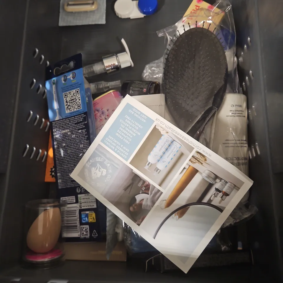 APPROXIMATEY 20 ASSORTED HEALTH AND BEAUTY PRODUCTS TO INCLUDE - GROW GORGEOUS DEFENCE CONDITIONER - RITUALS SUGAR BODY POLISH - LOLA'S LASHES FALSE LASH CLUSTERS - ETC