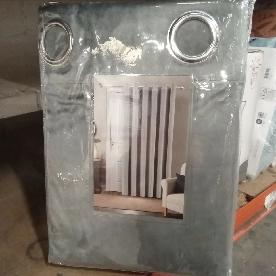 BAGGED VELVET EYELET CURTAINS - GREY // SIZE: 168 x 213cm