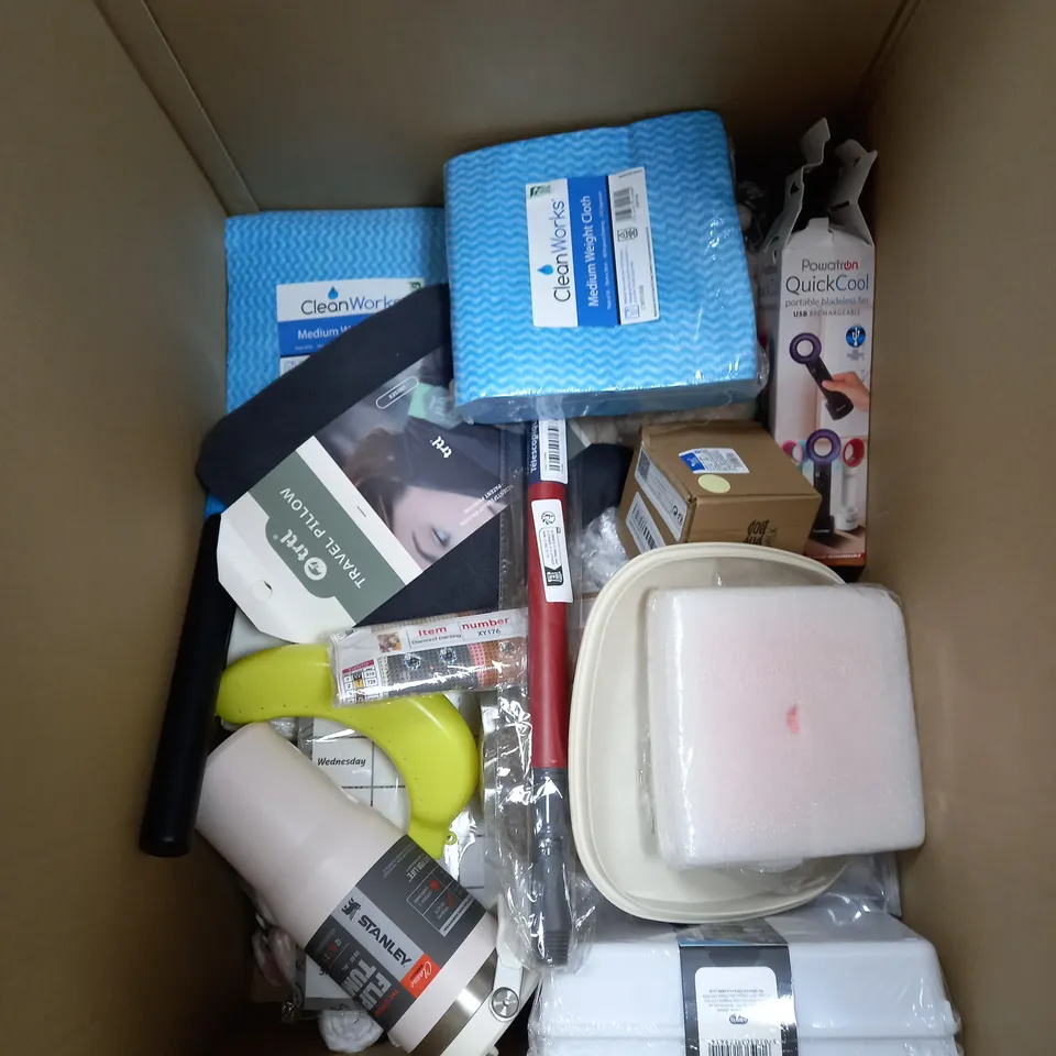BOX OF APPROX 15 ASSORTED ITEMS TO INCLUDE - FLIP STRAW TUMBLER, BANANA HOLDER, TRAVEL PILLOW ETC