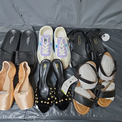 APPROXIMATELY 25 ASSORTED PAIRS OF SHOES AND FOOTWEAR ITEMS IN VARIOUS STYLES AND SIZES TO INCLUDE SLAZENGER, NEW LOOK, ZARA, ETC