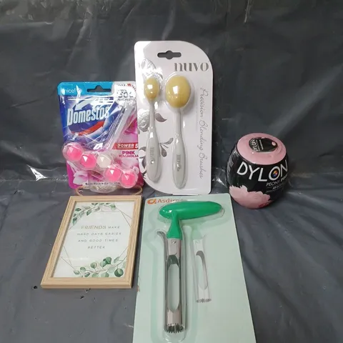 BOX OF APPROXIMATELY 20 ASSORTED HOUSEHOLD ITEMS TO INCLUDE FABRIC DYE, TOILET BLOCK AND BEAUTY BLENDERS