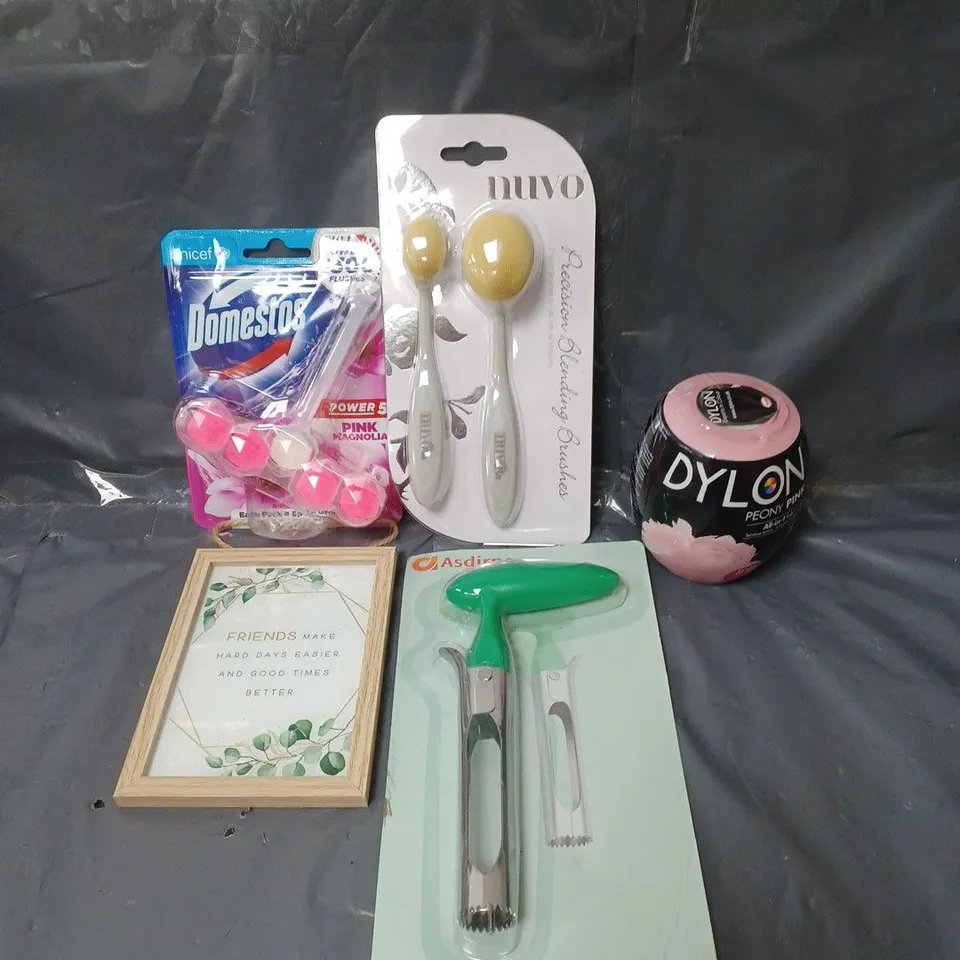 BOX OF APPROXIMATELY 20 ASSORTED HOUSEHOLD ITEMS TO INCLUDE FABRIC DYE, TOILET BLOCK AND BEAUTY BLENDERS