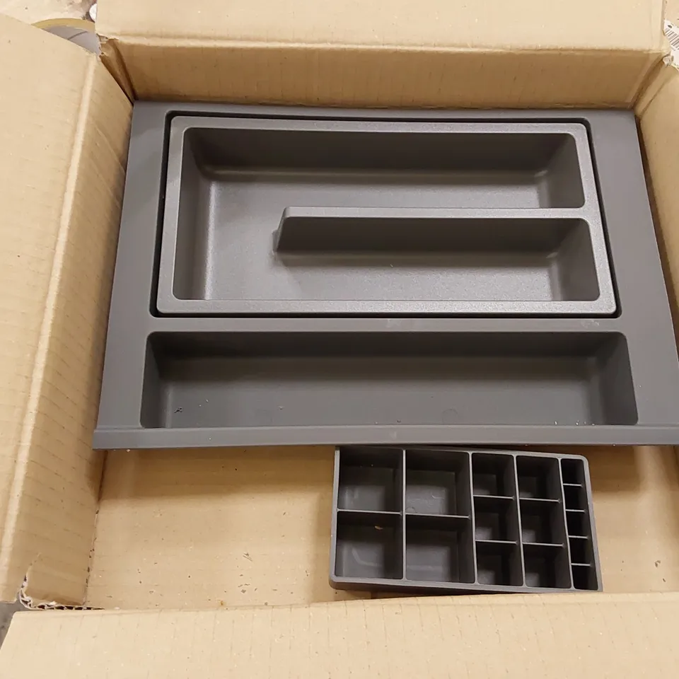 PALLET OF APPROXIMATELY 70x BATHSTORE HOUSE BEAUTIFUL 600MM PLASTIC DRAWER INSERTS 