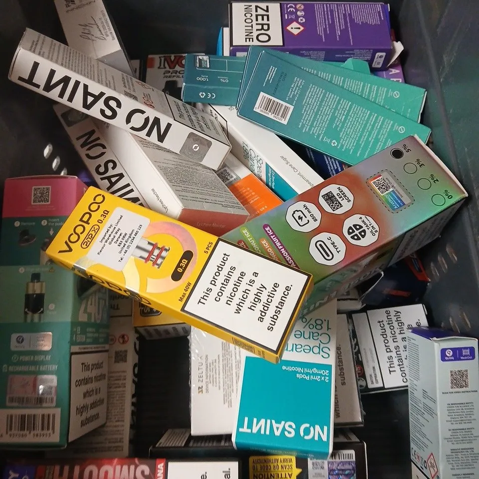 APPROXIMATELY 20 ASSORTED E-CIGARETTE & VAPING ITEMS IN VARIOUS BRANDS TO INCLUDE ELFBAR, HAYATI, VOOPOO ETC