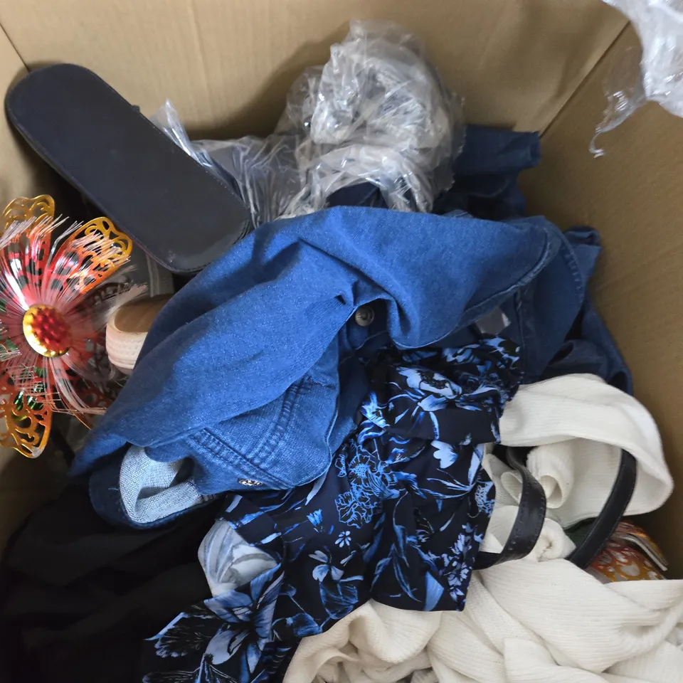 LARGE BOX OF ASSORTED ITEMS TO INCLUDE CLOTHING, SHOES AND GARDEN ACCESSORIES 
