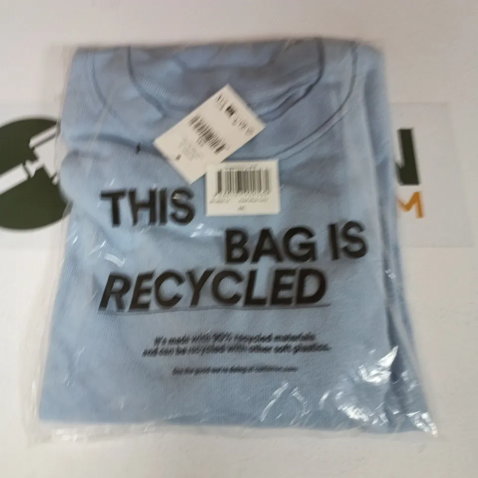 BOX OF APPROXIMATELY 20 ASSORTED CLOTHING ITEMS TO INCLUDE: T SHIRT