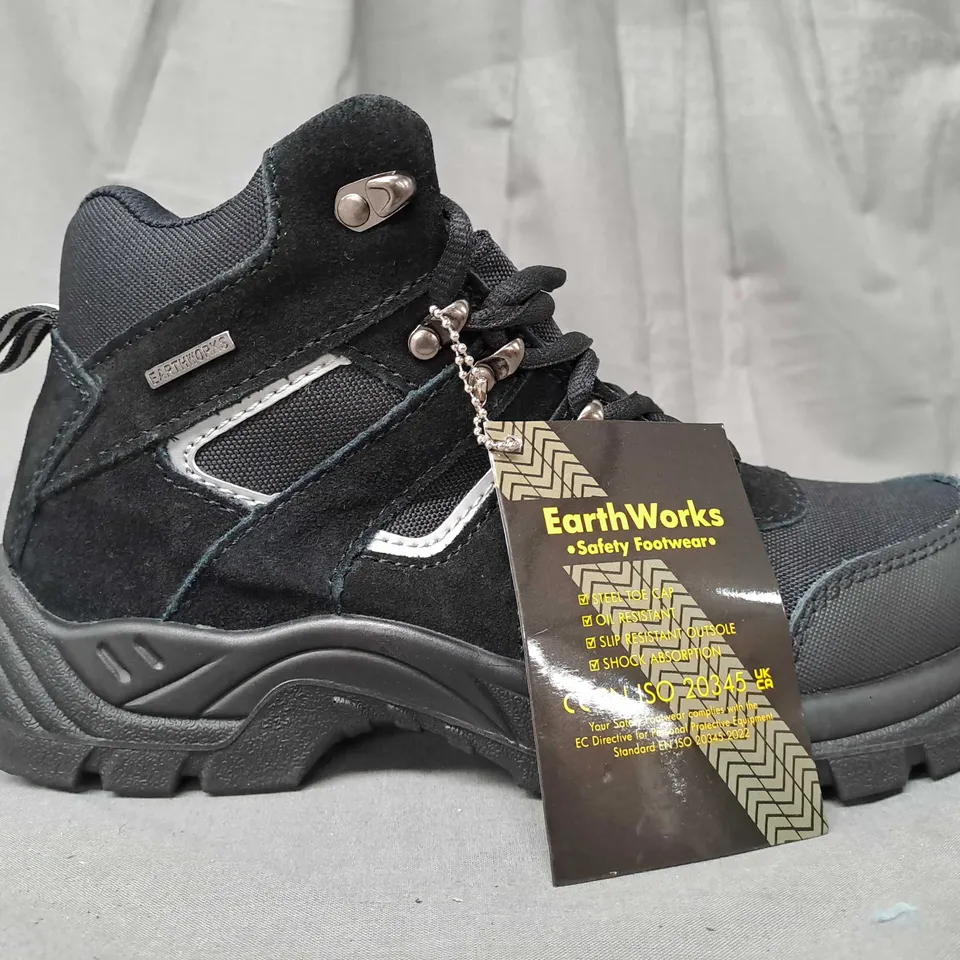 PAIR OF EARTHWORKS SAFETY BOOTS IN BLACK UK SIZE 9