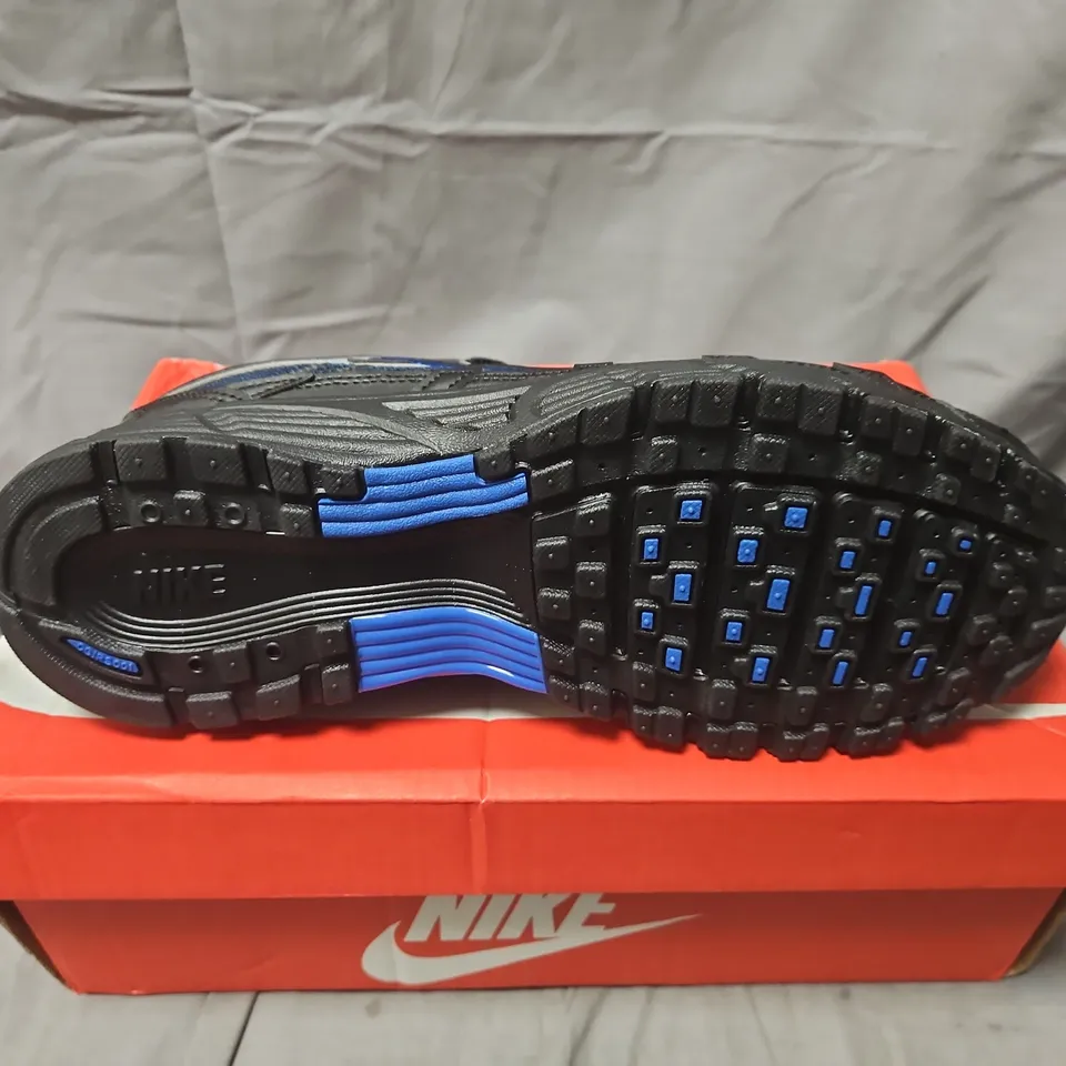 BOXED NIKE P-6000 TRAINERS – BLACK/OBSIDIAN/COOL GREY – UK 7.5 (US 8.5)
