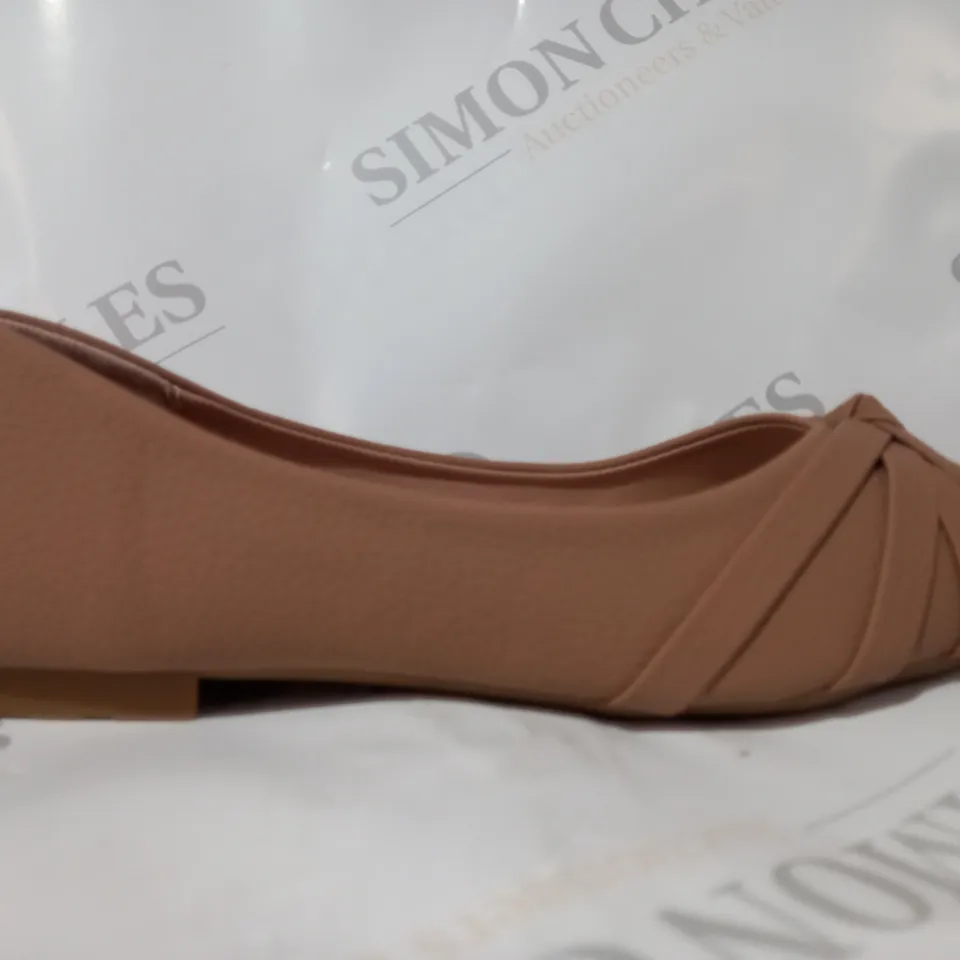 BOXED PAIR OF DESIGNER POINTED TOE SLIP-ON SHOES IN NUDE EU SIZE 38